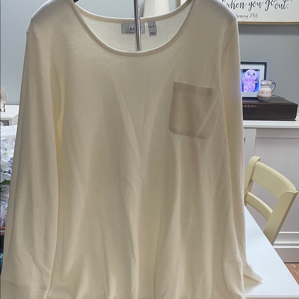 Summer Sale Markdown 🆕❤️ NWOT d&co Cream Long Sleeve Top